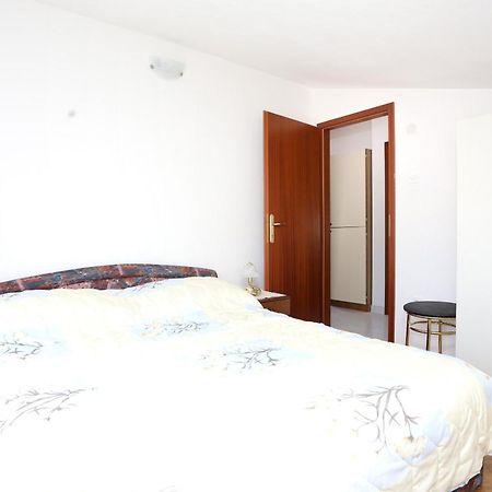 Family Friendly Seaside Apartments Razanj, Rogoznica - 10373 Rom bilde