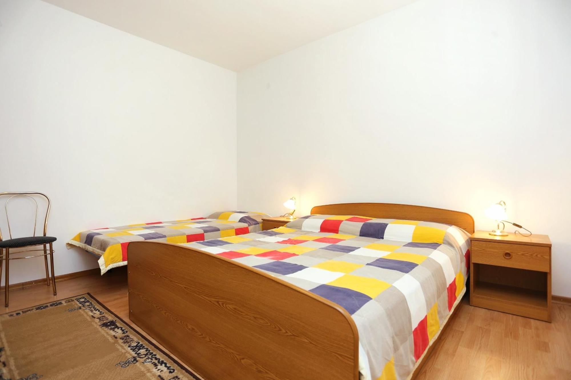 Family Friendly Seaside Apartments Razanj, Rogoznica - 10373 Rom bilde