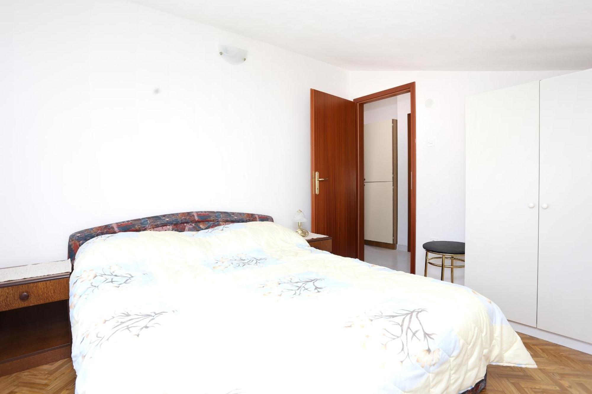 Family Friendly Seaside Apartments Razanj, Rogoznica - 10373 Rom bilde