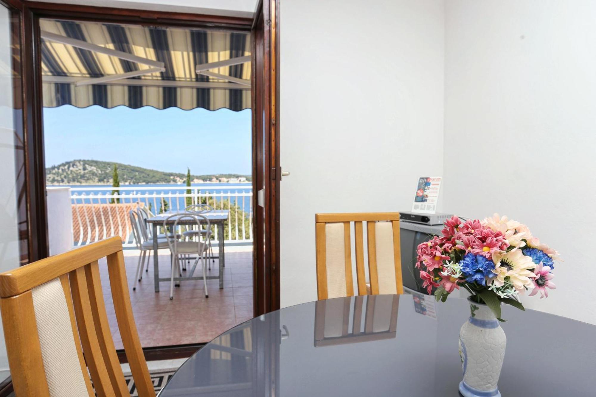 Family Friendly Seaside Apartments Razanj, Rogoznica - 10373 Rom bilde