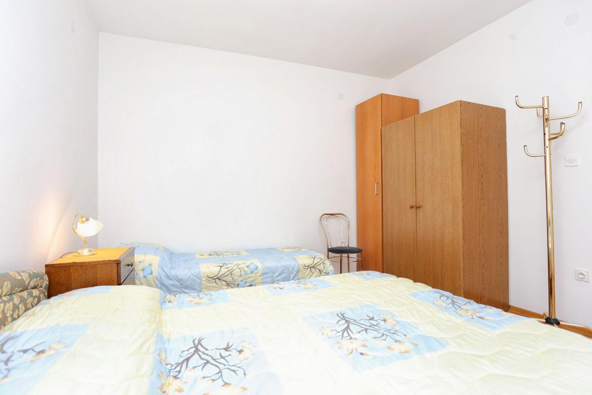 Family Friendly Seaside Apartments Razanj, Rogoznica - 10373 Rom bilde