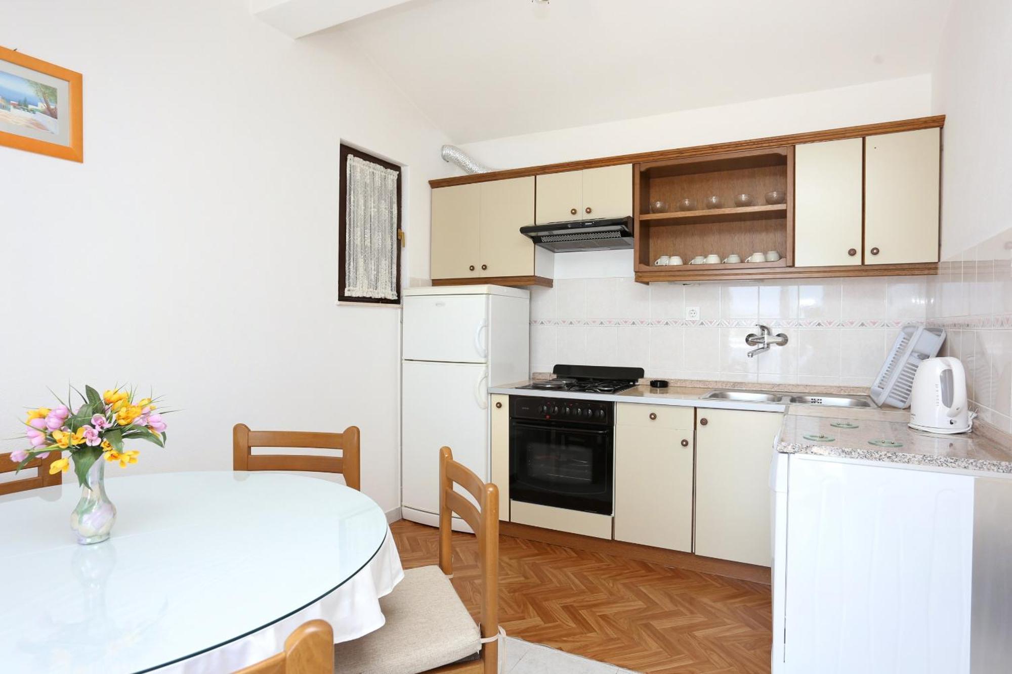 Family Friendly Seaside Apartments Razanj, Rogoznica - 10373 Rom bilde