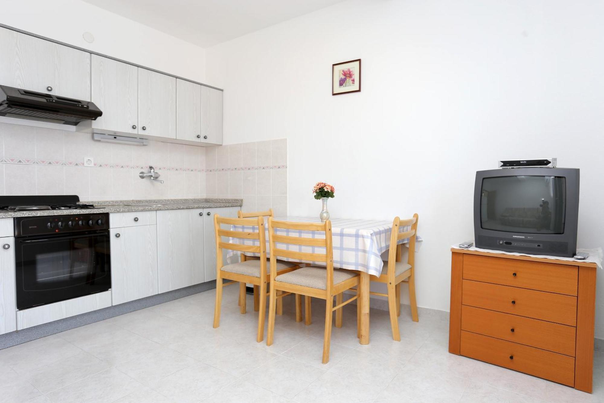 Family Friendly Seaside Apartments Razanj, Rogoznica - 10373 Rom bilde