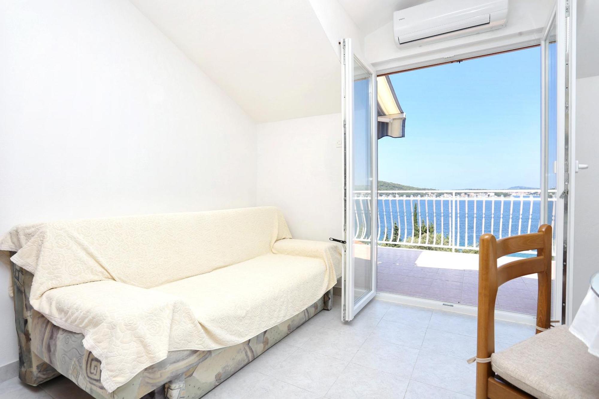 Family Friendly Seaside Apartments Razanj, Rogoznica - 10373 Rom bilde