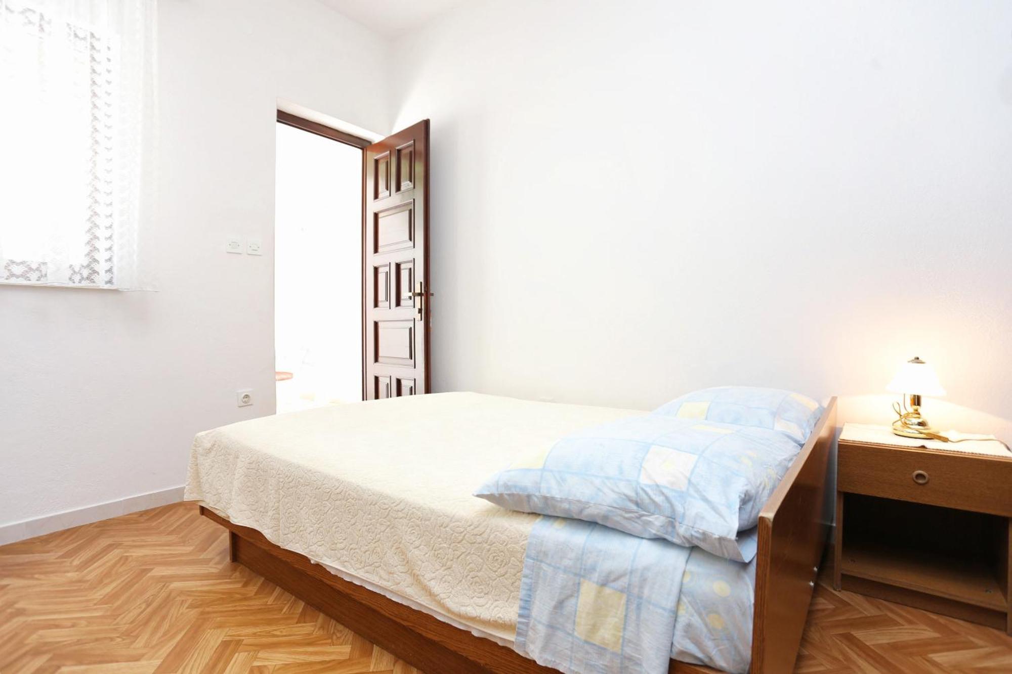 Family Friendly Seaside Apartments Razanj, Rogoznica - 10373 Rom bilde