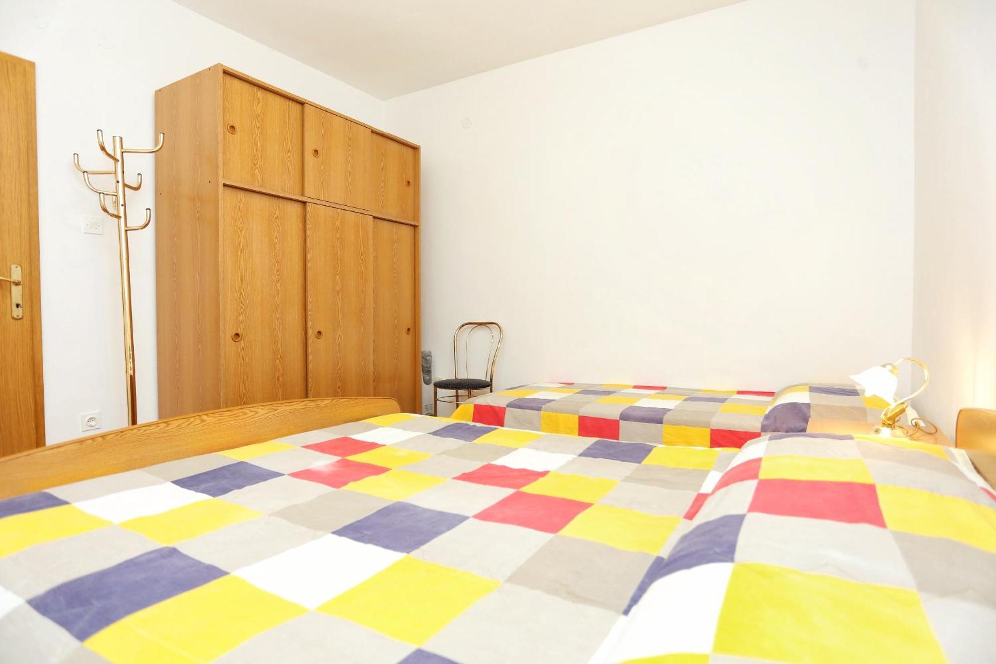 Family Friendly Seaside Apartments Razanj, Rogoznica - 10373 Rom bilde