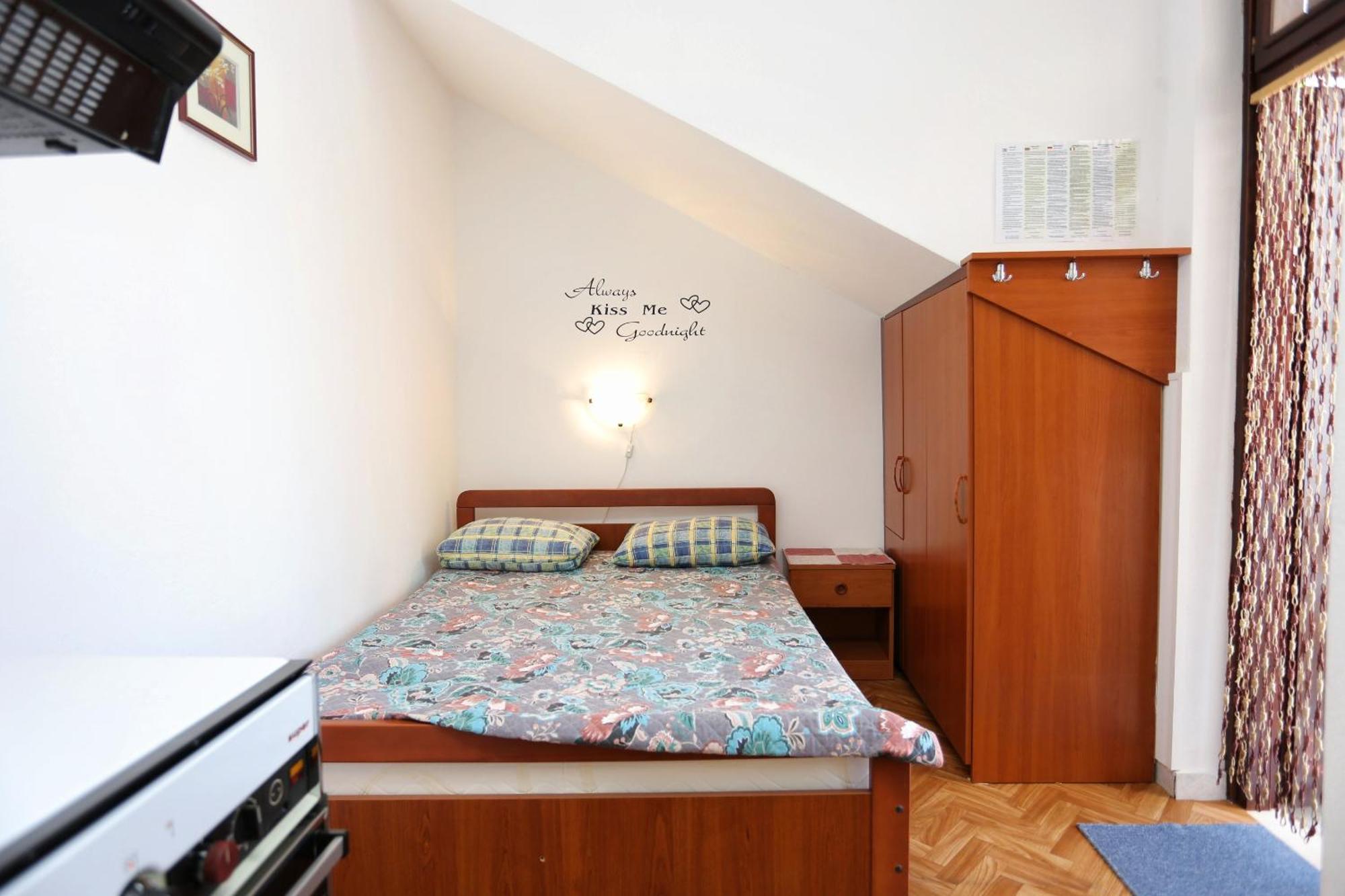 Family Friendly Seaside Apartments Razanj, Rogoznica - 10373 Rom bilde